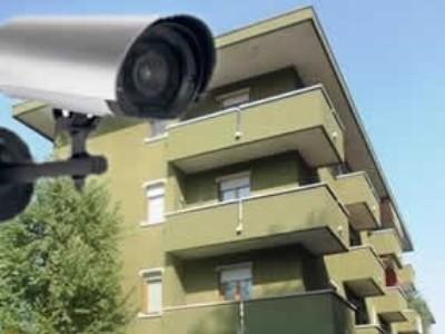 Le telecamere installate fuori dal domicilio a scopo di intercettazioni sono legittime 