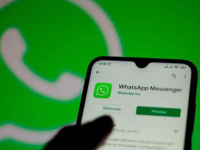 Molti scambiano messaggi confidenziali su WhatsApp ma c'è il rischio di essere spiati