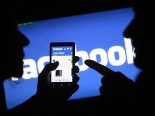 Critiche su Facebook, se le espressioni 'velenose' sono dirette alle opinioni politiche non c'è reato