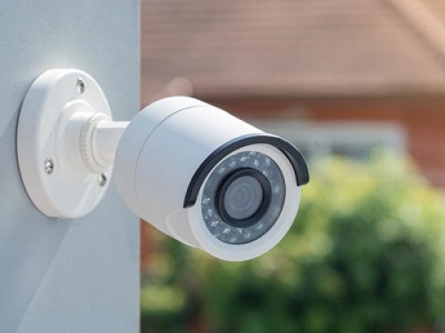 Una telecamera domestica posizionata verso un’area pubblica viola la privacy anche se non c’è l’intenzione di riprendere i passanti