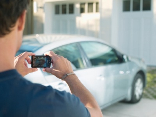 Non integra il reato di molestie fotografare l'auto del condomino parcheggiata fuori posto