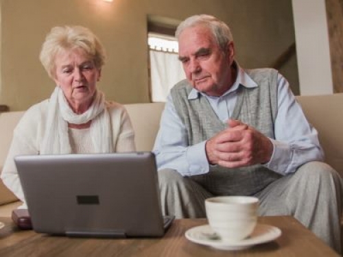 I nonni social devono chiedere il consenso dei genitori prima di postare online le foto dei nipotini