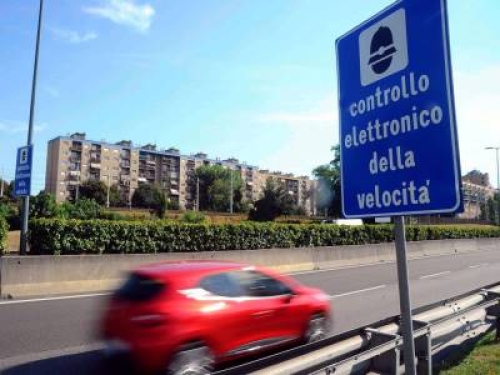 È reato coprire la targa dell'auto con il nastro adesivo per mettere 'fuorigioco' l’autovelox