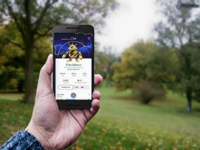 Pokemon Go, allarme per la privacy. "Spia tutti i dati dello smartphone"