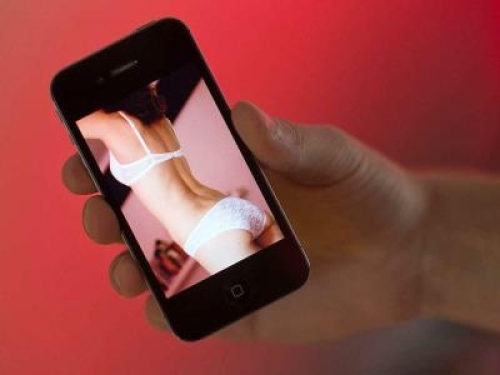 Allarme sexting, più della metà degli adolescenti condividono immagini intime
