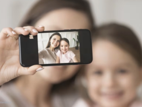 Foto di minori di 14 anni sui social: serve il consenso di entrambi i genitori