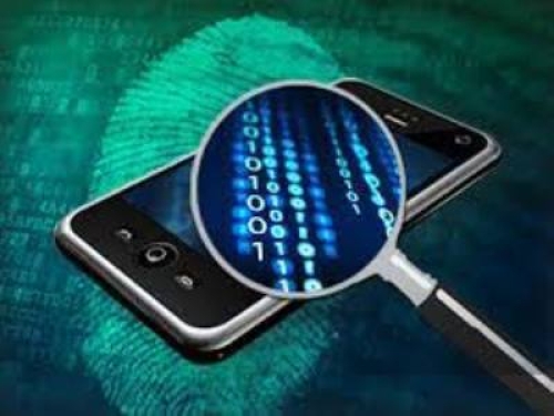 Sequestro probatorio dello smartphone, per l’acquisizione dei dati informatici del dispositivo non basta richiamare genericamente le esigenze investigative