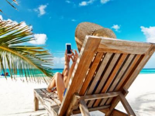 Se usate l’email di lavoro sullo smartphone il vostro capo potrebbe spiarvi anche in vacanza